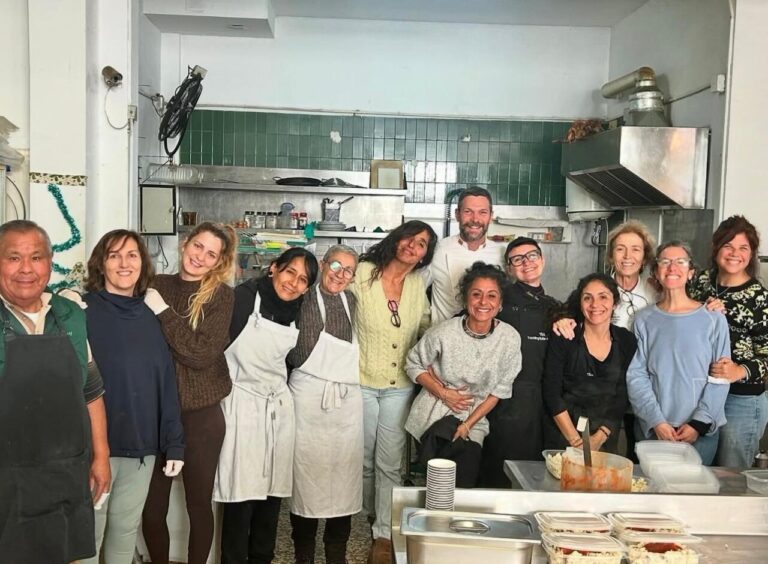 Grupo de personas en un comedor social preparando comidas navide&ntilde;as