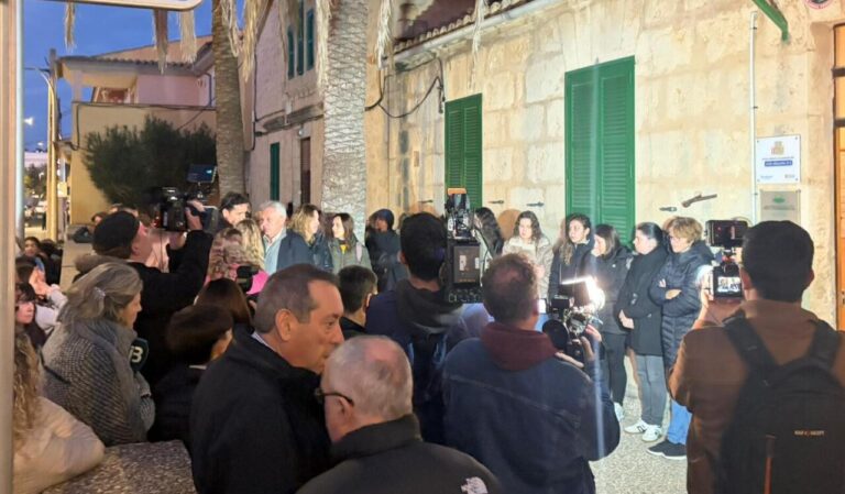 Concentración en Es Pil.larí en apoyo a la mujer agredida