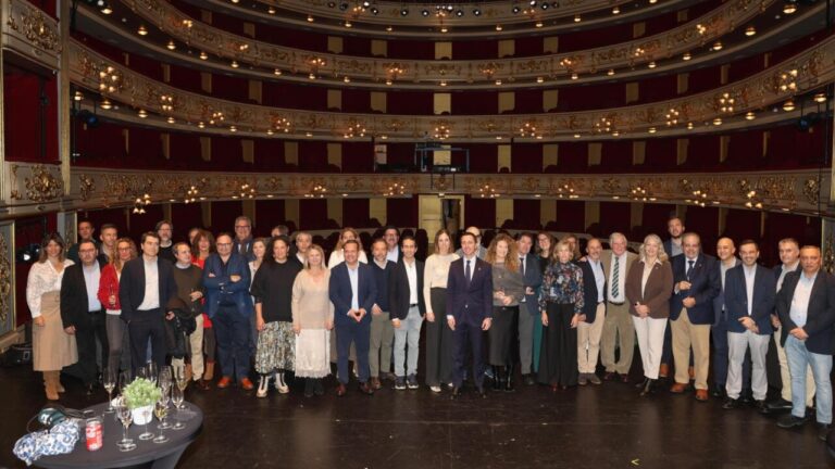 Grupo de personas en el Teatro Principal de Palma durante la Copa de Navidad