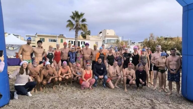 Grupo de participantes en la Copa Nadal d'Aig&uuml;es Obertes en la playa