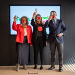 Tres personas levantando copas en un evento navide&ntilde;o