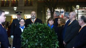 Participantes en la ofrenda floral al Rei Jaume I en la plaza de Cort