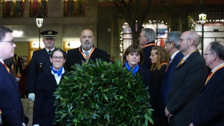 Participantes en la ofrenda floral al Rei Jaume I en la plaza de Cort