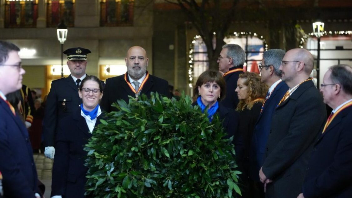 Participantes en la ofrenda floral al Rei Jaume I en la plaza de Cort