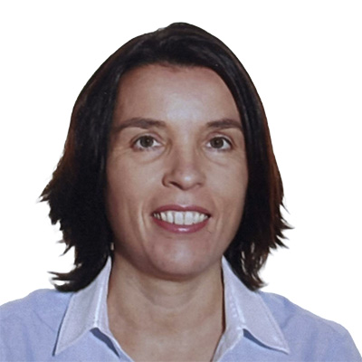 Retrato de Cristina Gil sonriendo con camisa clara.