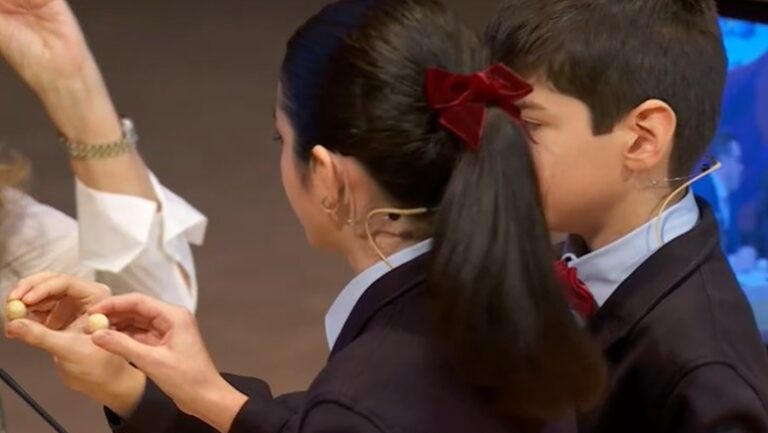 Ni&ntilde;os sosteniendo bolas del sorteo de la Loter&iacute;a de Navidad