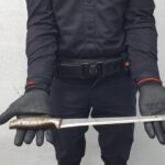 Cuchillo de 30 centímetros sostenido por un agente de policía