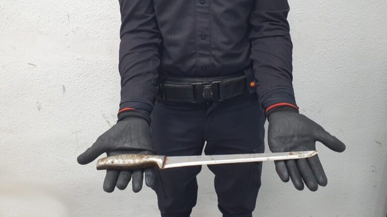 Cuchillo de 30 centímetros sostenido por un agente de policía