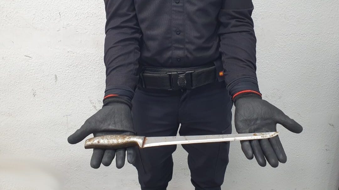 Cuchillo de 30 cent&iacute;metros sostenido por un agente de polic&iacute;a
