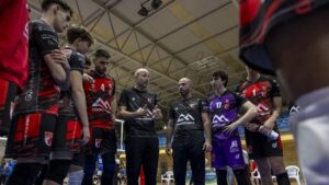 Jugadores del equipo Conectabalear en una reuni&oacute;n t&aacute;ctica durante un partido de voleibol