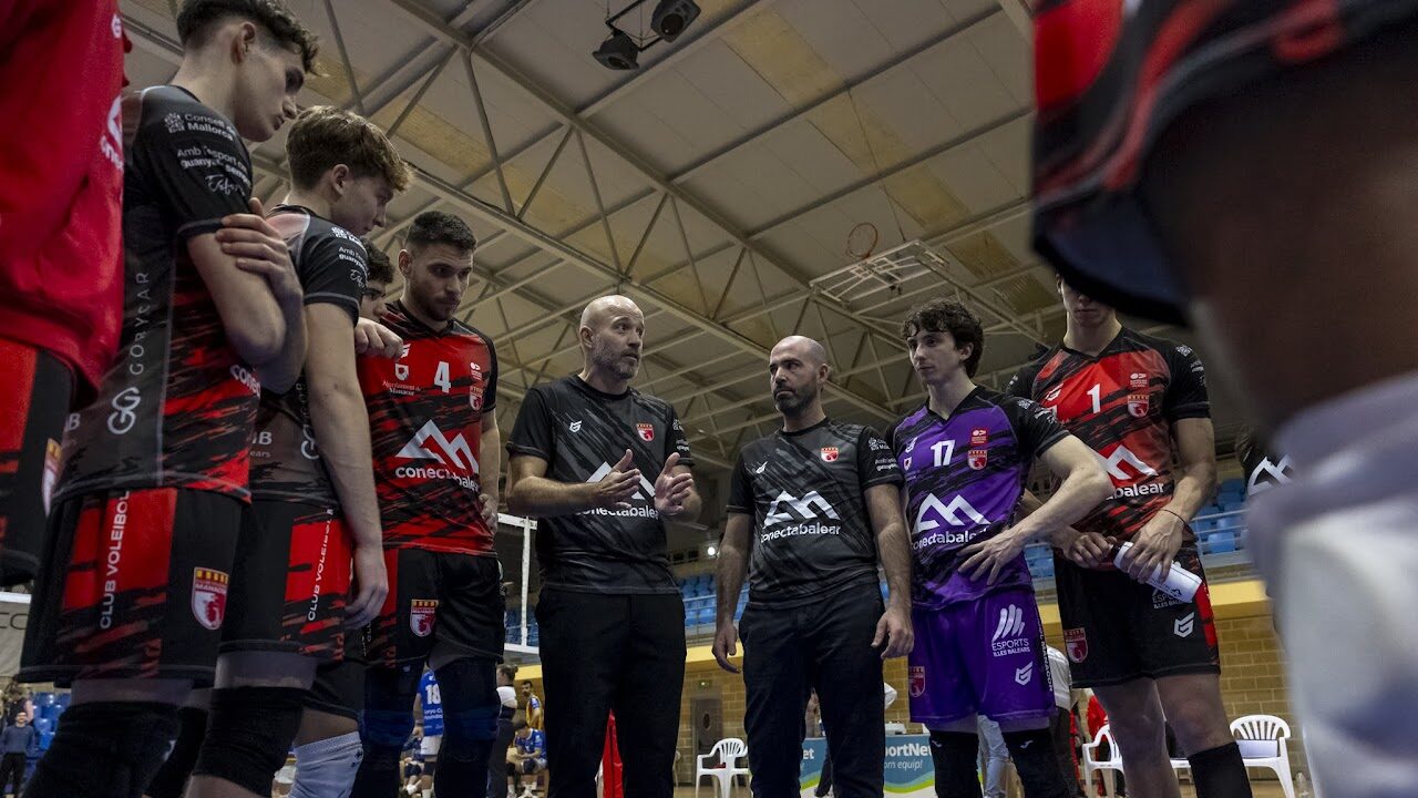 Jugadores del equipo Conectabalear en una reuni&oacute;n t&aacute;ctica durante un partido de voleibol