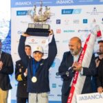 Dani Capa levantando el trofeo Abanca Ciutat de Palma con una sonrisa