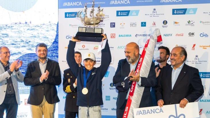 Dani Capa levantando el trofeo Abanca Ciutat de Palma con una sonrisa