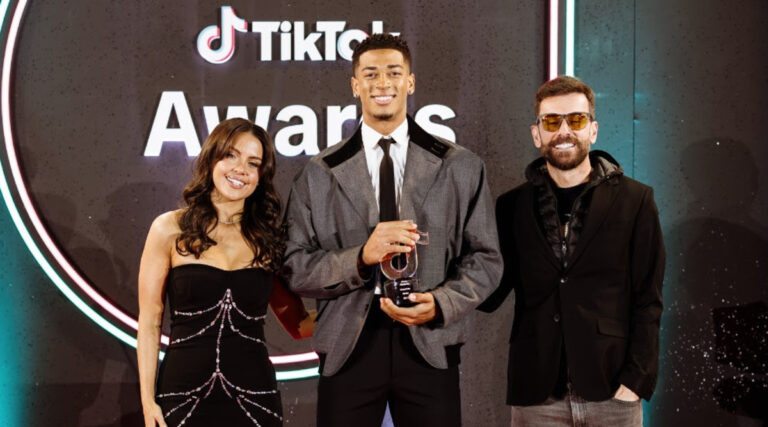 Dani Castilla recibiendo un premio en los TikTok Awards 2025