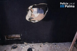 Da&ntilde;os visibles en la pared de un bar tras un incidente violento
