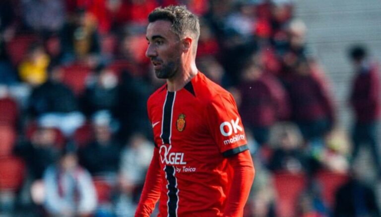 Jugador del RCD Mallorca en acción durante un partido en Son Moix.