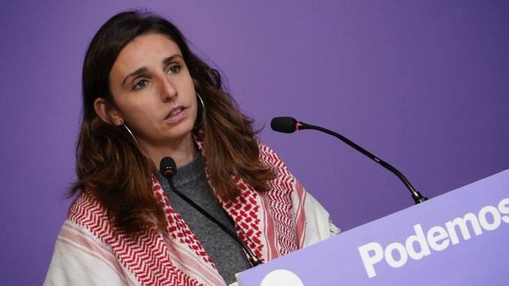 Luc&iacute;a Mu&ntilde;oz hablando en un evento de Podemos con un micr&oacute;fono