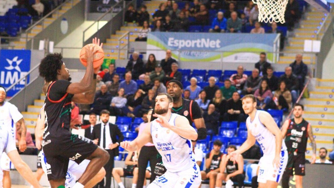 Jugador del Fibwi Mallorca lanzando a canasta en un partido de baloncesto