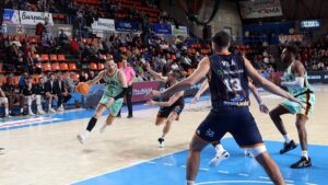 Jugadores del Palmer Basket en acci&oacute;n durante un partido en Burgos.