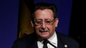 Alfonso Uss&iacute;a, periodista y escritor espa&ntilde;ol, en un evento