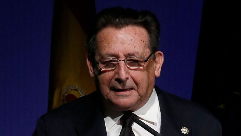 Alfonso Uss&iacute;a, periodista y escritor espa&ntilde;ol, en un evento