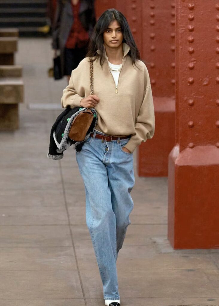 Modelo luciendo un conjunto de Chanel en un desfile en el metro de Nueva York.