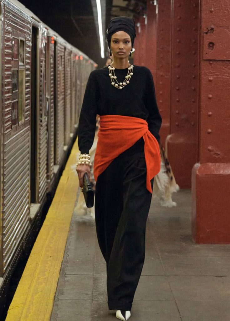 Modelo desfilando en el metro con atuendo de Chanel