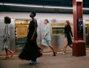 Modelos desfilando en una estación de metro de Nueva York durante el desfile de Chanel.