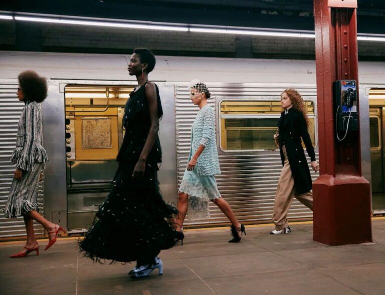 Modelos desfilando en una estación de metro de Nueva York durante el desfile de Chanel.