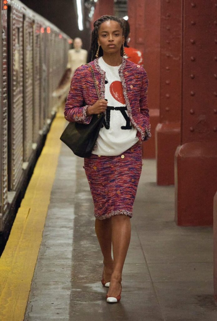 Modelo caminando en un desfile de Chanel en una estación de metro
