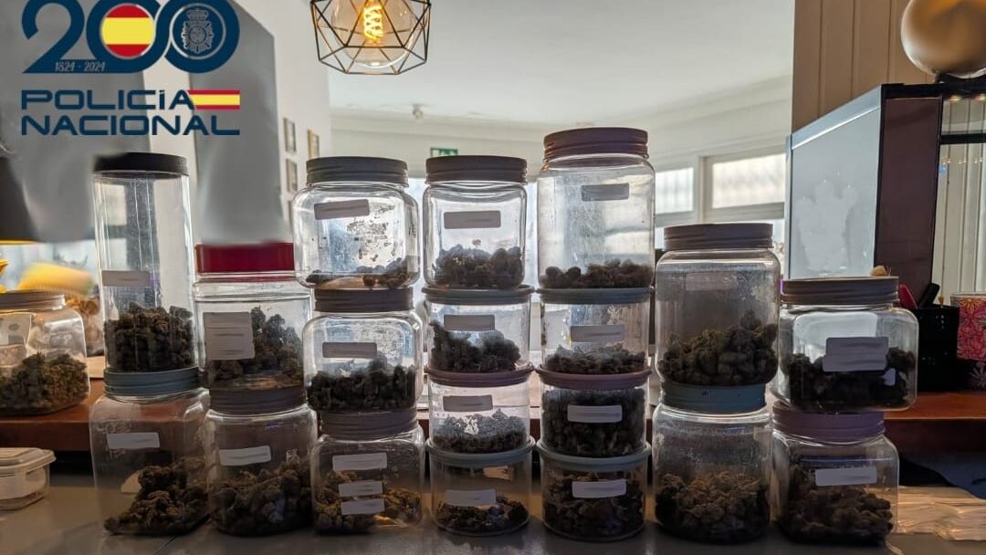 Frascos con marihuana incautados por la Polic&iacute;a Nacional en Playa de Palma