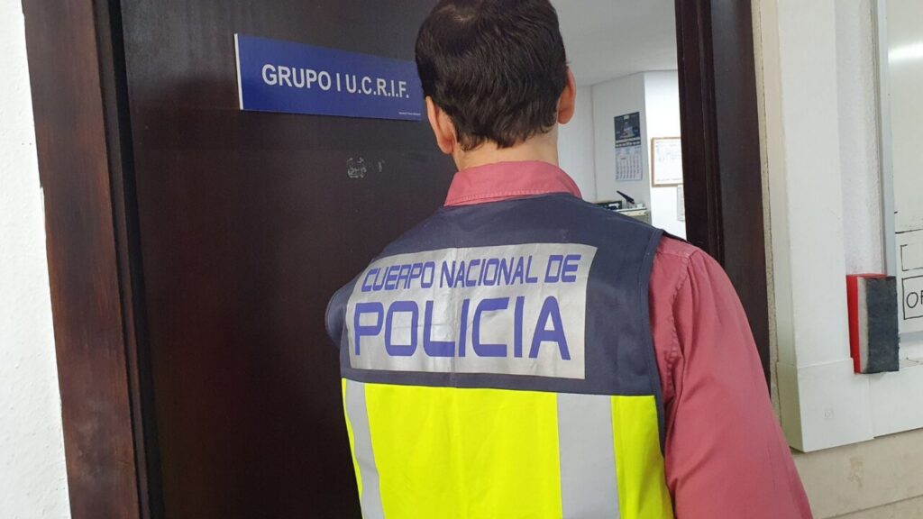 Agente del Cuerpo Nacional de Policía en una oficina de la UCRIF