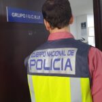 Agente del Cuerpo Nacional de Policía en una oficina de la UCRIF