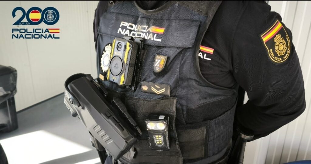 Uniforme de la Policía Nacional con equipo y distintivos visibles