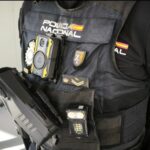 Uniforme de la Policía Nacional con equipo y distintivos visibles