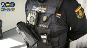 Uniforme de la Polic&iacute;a Nacional con equipo y distintivos visibles