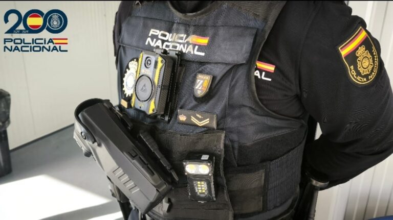 Uniforme de la Policía Nacional con equipo y distintivos visibles