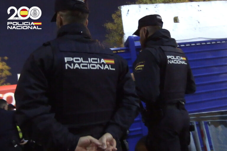 Agentes de la Polic&iacute;a Nacional durante una detenci&oacute;n en Manacor.