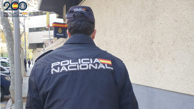 "Te voy a matar a ti y a tus hijos": enloquece en un hospital y agrede a enfermeros y policías