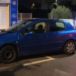 Coche robado mal estacionado frente a una comisaría de policía
