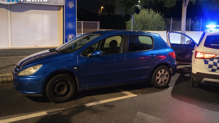 Coche robado mal estacionado frente a una comisaría de policía