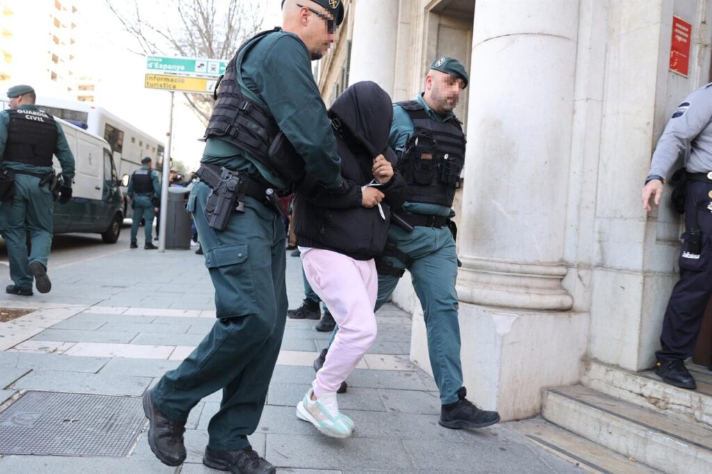 Detenido siendo conducido por la policía en los juzgados de Baleares
