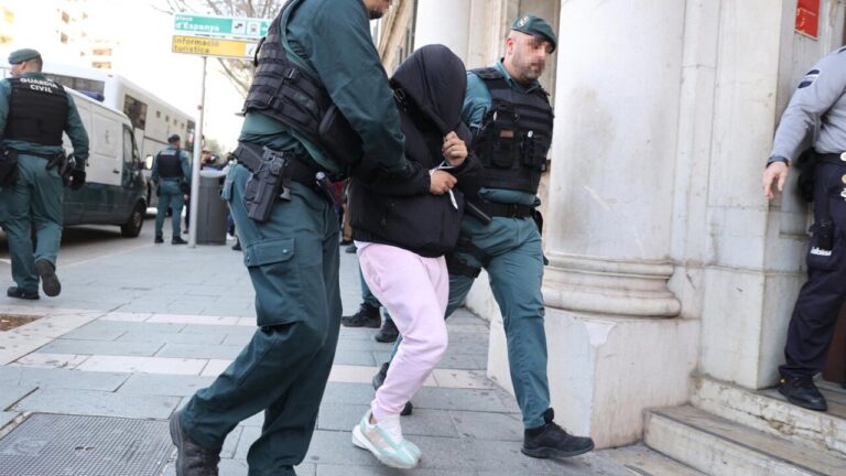 Detenido siendo conducido por la polic&iacute;a en los juzgados de Baleares