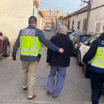 Agentes de polic&iacute;a deteniendo a un sospechoso en Palma