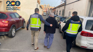 Agentes de polic&iacute;a deteniendo a un sospechoso en Palma