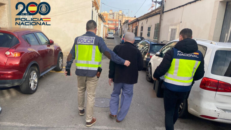 Agentes de polic&iacute;a deteniendo a un sospechoso en Palma