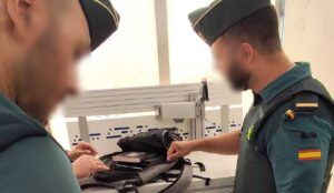Guardia Civil revisando una mochila en el aeropuerto de Palma