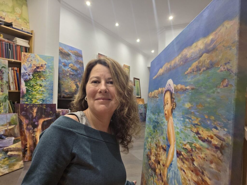 Dolors Mart&iacute; en su taller rodeada de sus obras de arte