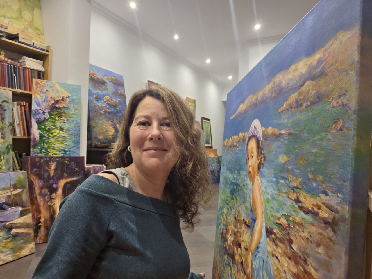 Dolors Martí en su taller rodeada de sus obras de arte