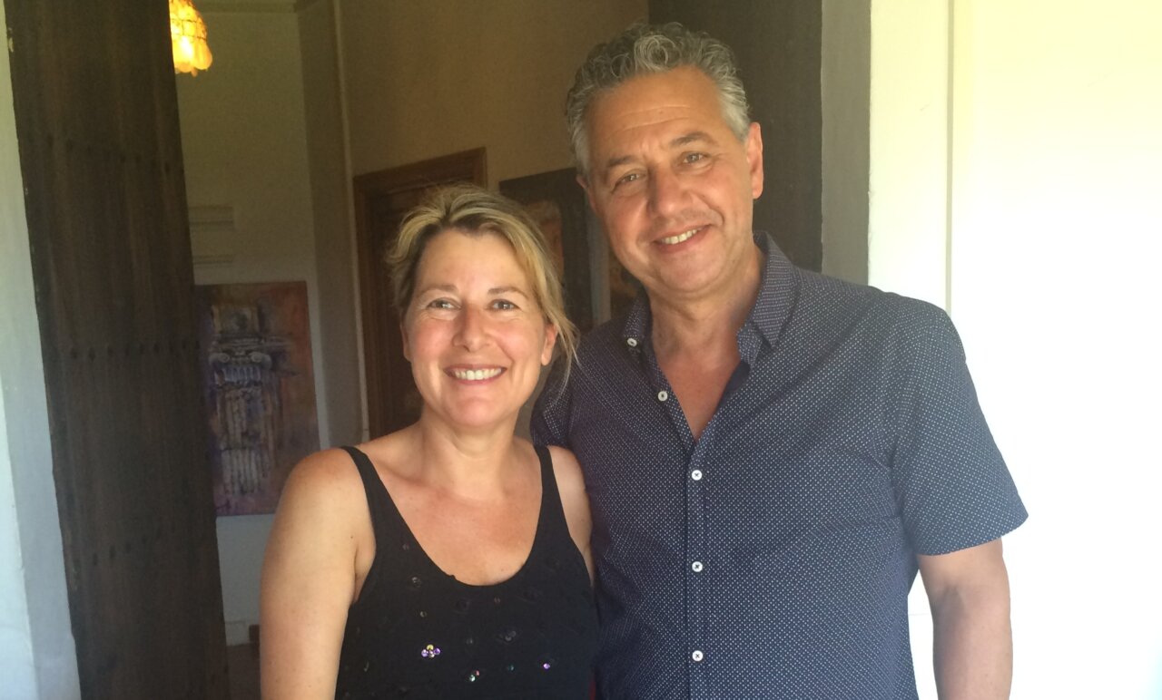 Dolors Martí y Xisco Barceló sonriendo en un estudio